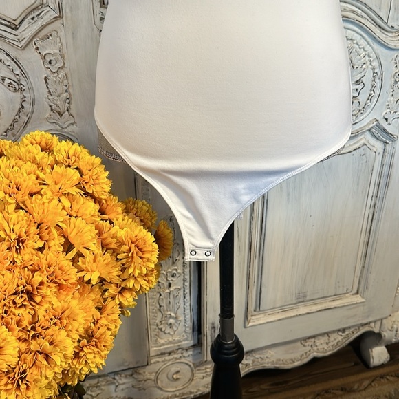 Abercrombie & Fitch Soft A&F Collection White Deep V Neck Sleeveless Bodysuit M - Picture 5 of 10